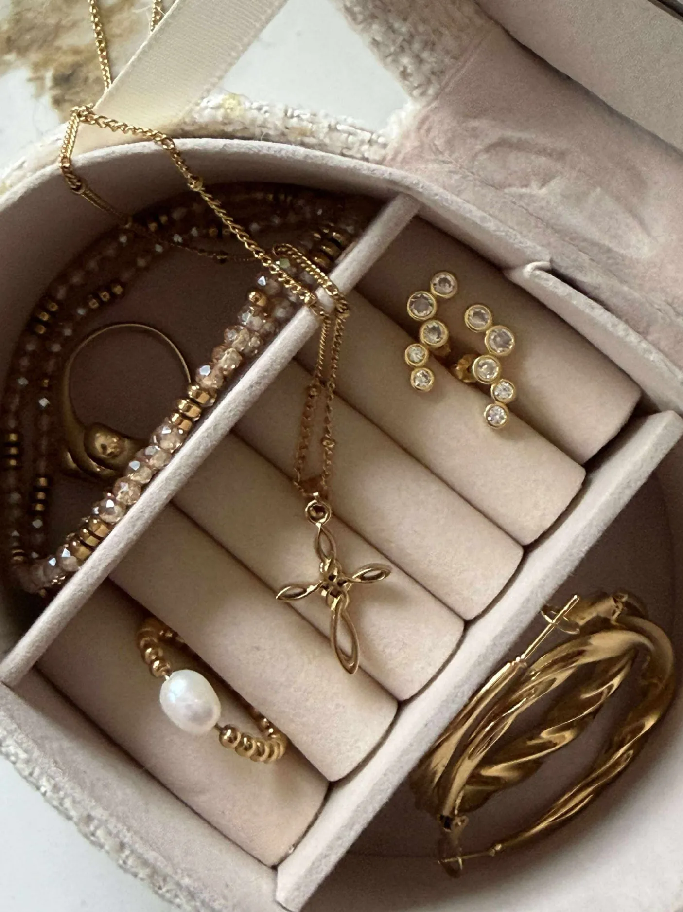 Halskæde med kors Sapphira - forgyldt