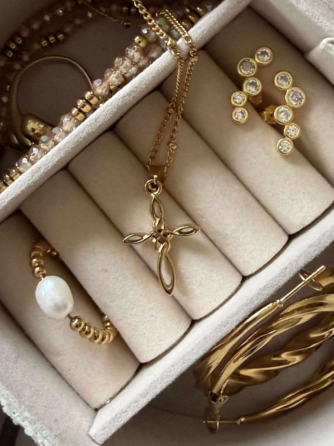 Halskæde med kors Sapphira - forgyldt