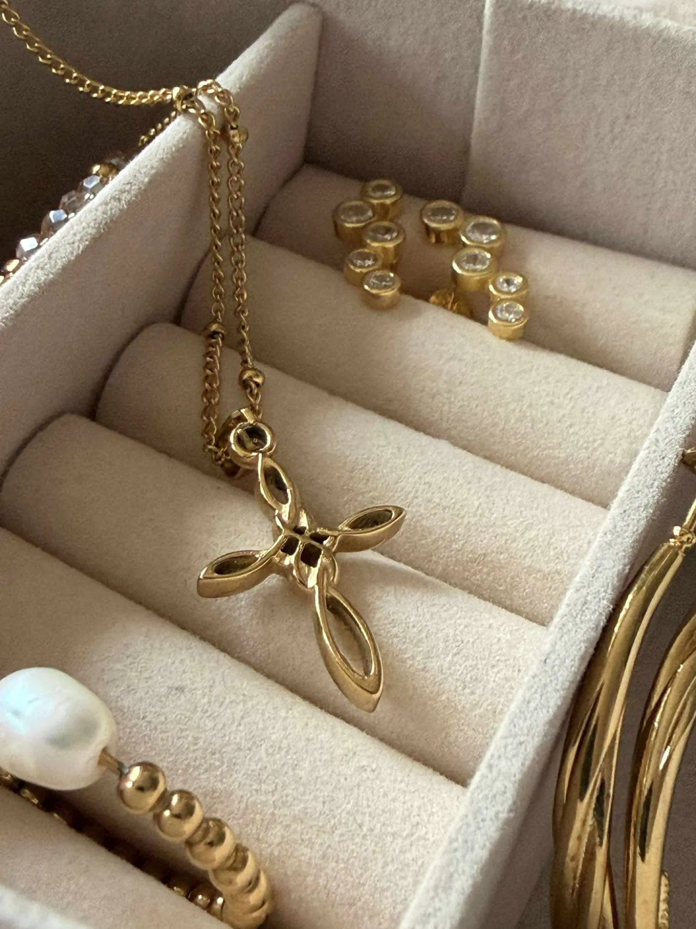 Halskæde med kors Sapphira - forgyldt