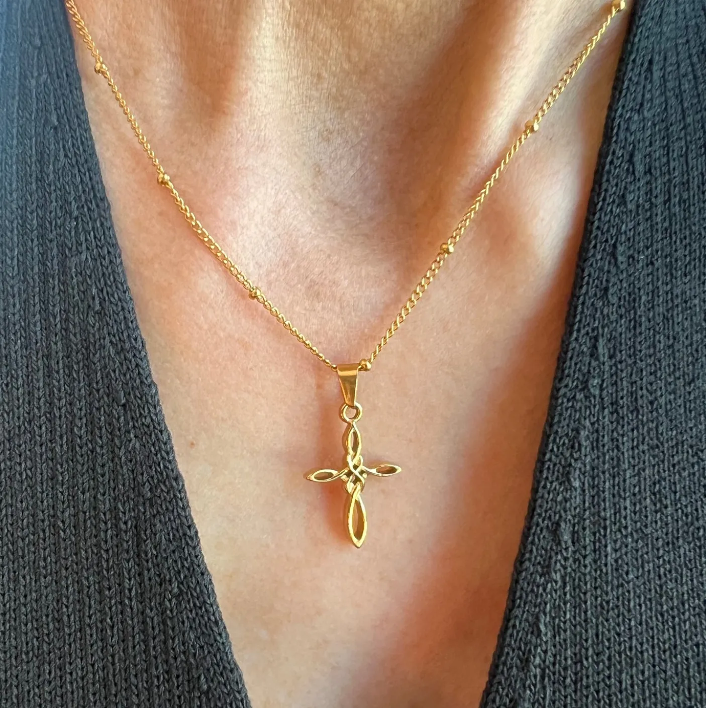 Halskæde med kors Sapphira - forgyldt