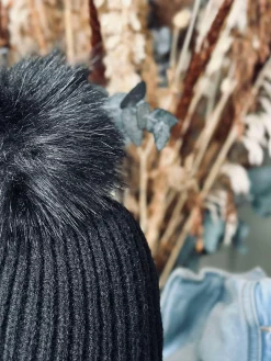 Hue med kvast - Black