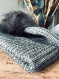 Hue med kvast - Grå