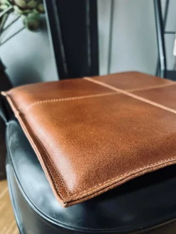 Hynde i læder - Cognac 38x38cm