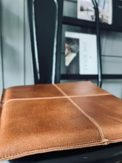 Hynde i læder - Cognac 38x38cm