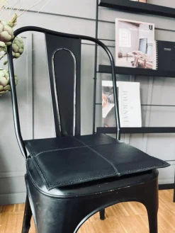 Hynde i læder - Sort 38x38cm