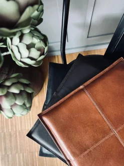 Hynde i læder - Sort 38x38cm