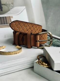 Jeans bælte dekoreret med hulmønstre