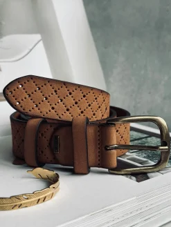 Jeans bælte dekoreret med hulmønstre