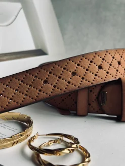 Jeans bælte dekoreret med hulmønstre