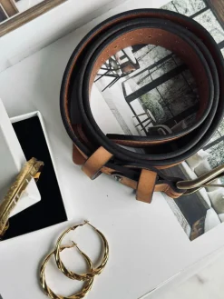 Jeans bælte dekoreret med hulmønstre