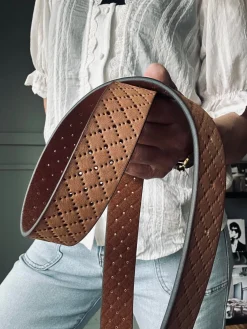 Jeans bælte dekoreret med hulmønstre