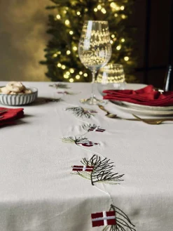 Juledug 140 x 240 - Dansk jul med flag og julehjerter