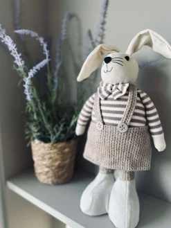 Kanin - Pige med stribet kjole