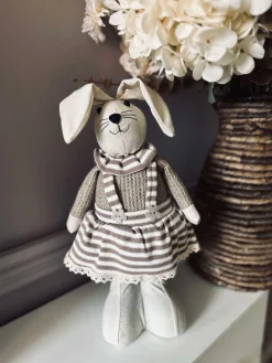 Kanin - Pige med stribet kjole