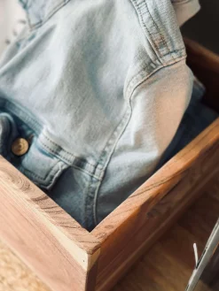 Kasse i massiv akacia