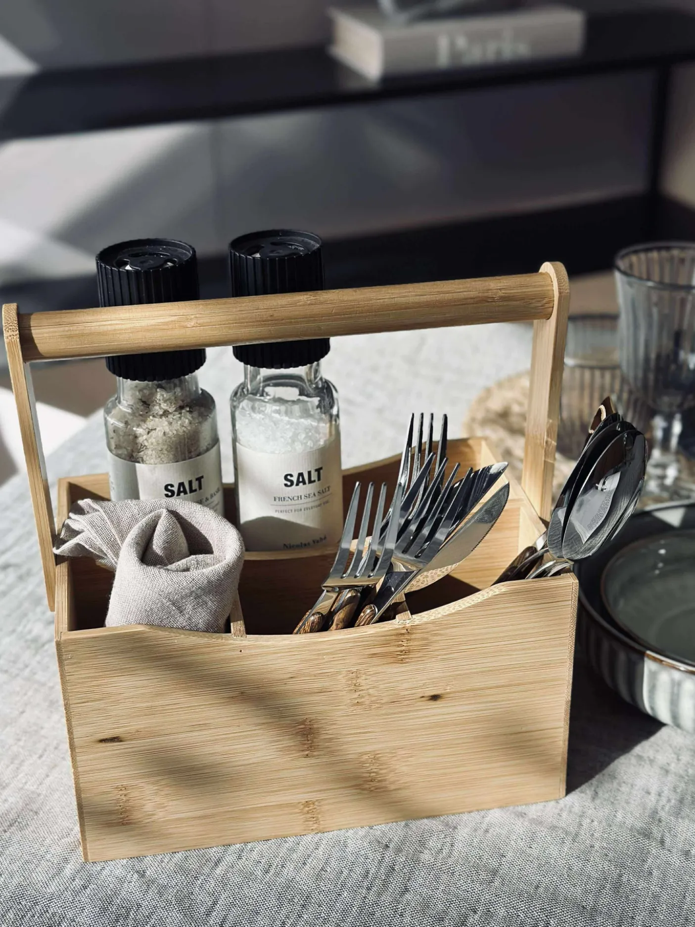 Kasse med rum og håndtag