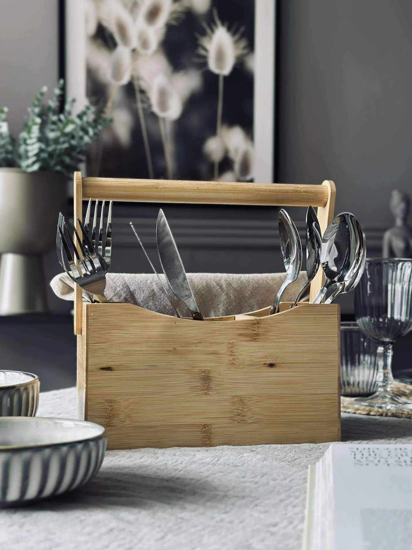 Kasse med rum og håndtag