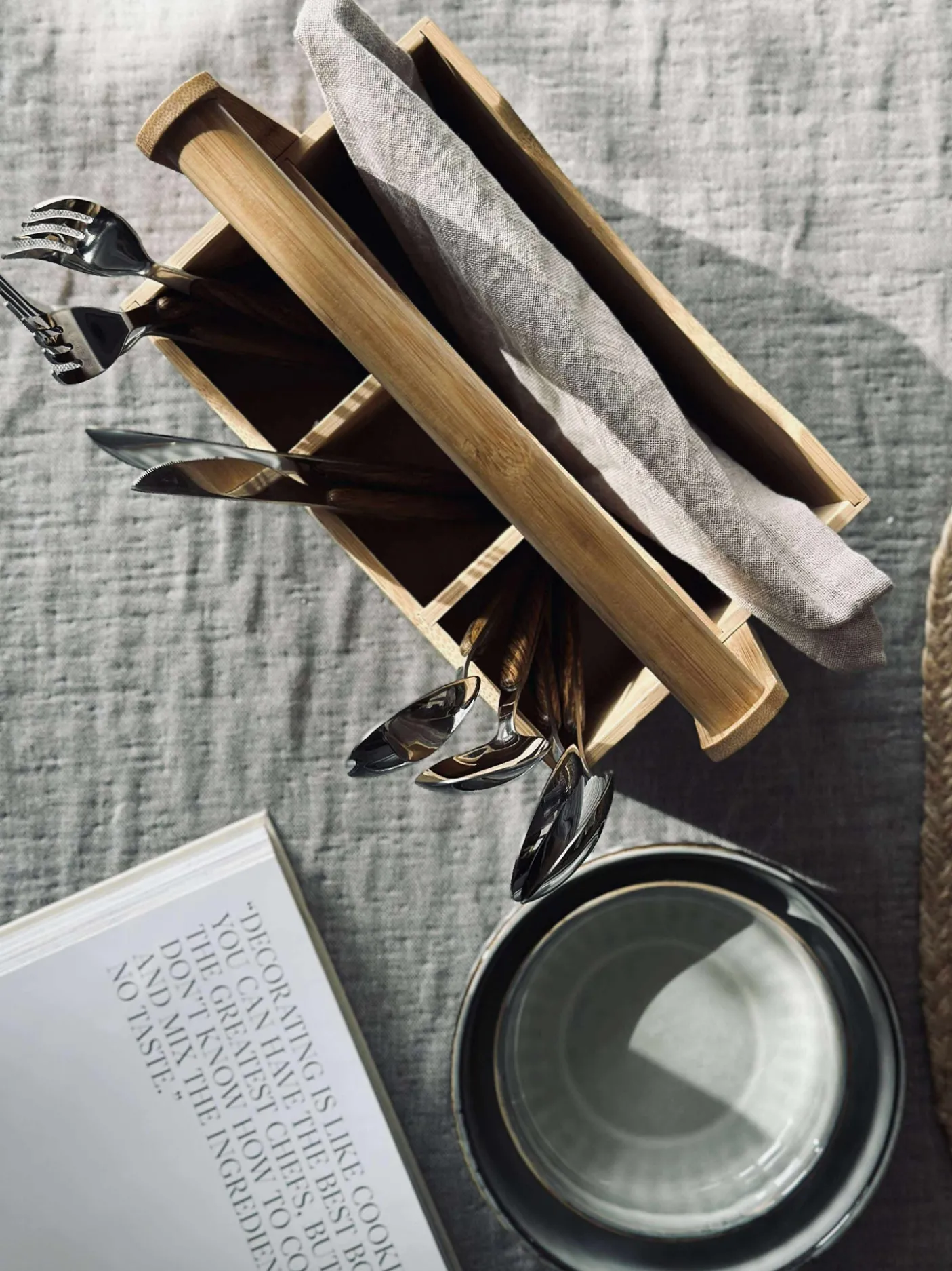 Kasse med rum og håndtag