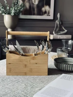 Kasse med rum og håndtag