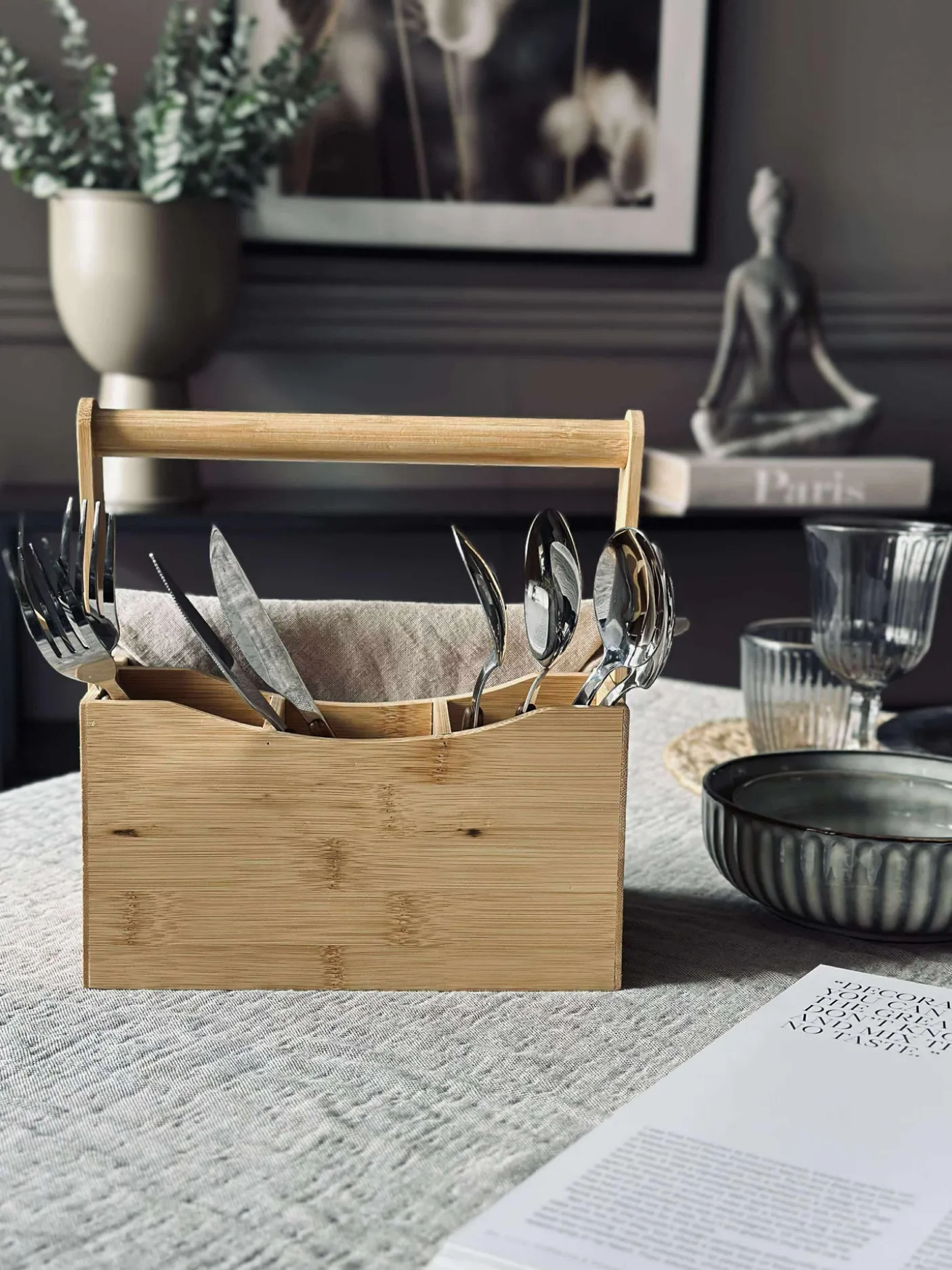 Kasse med rum og håndtag