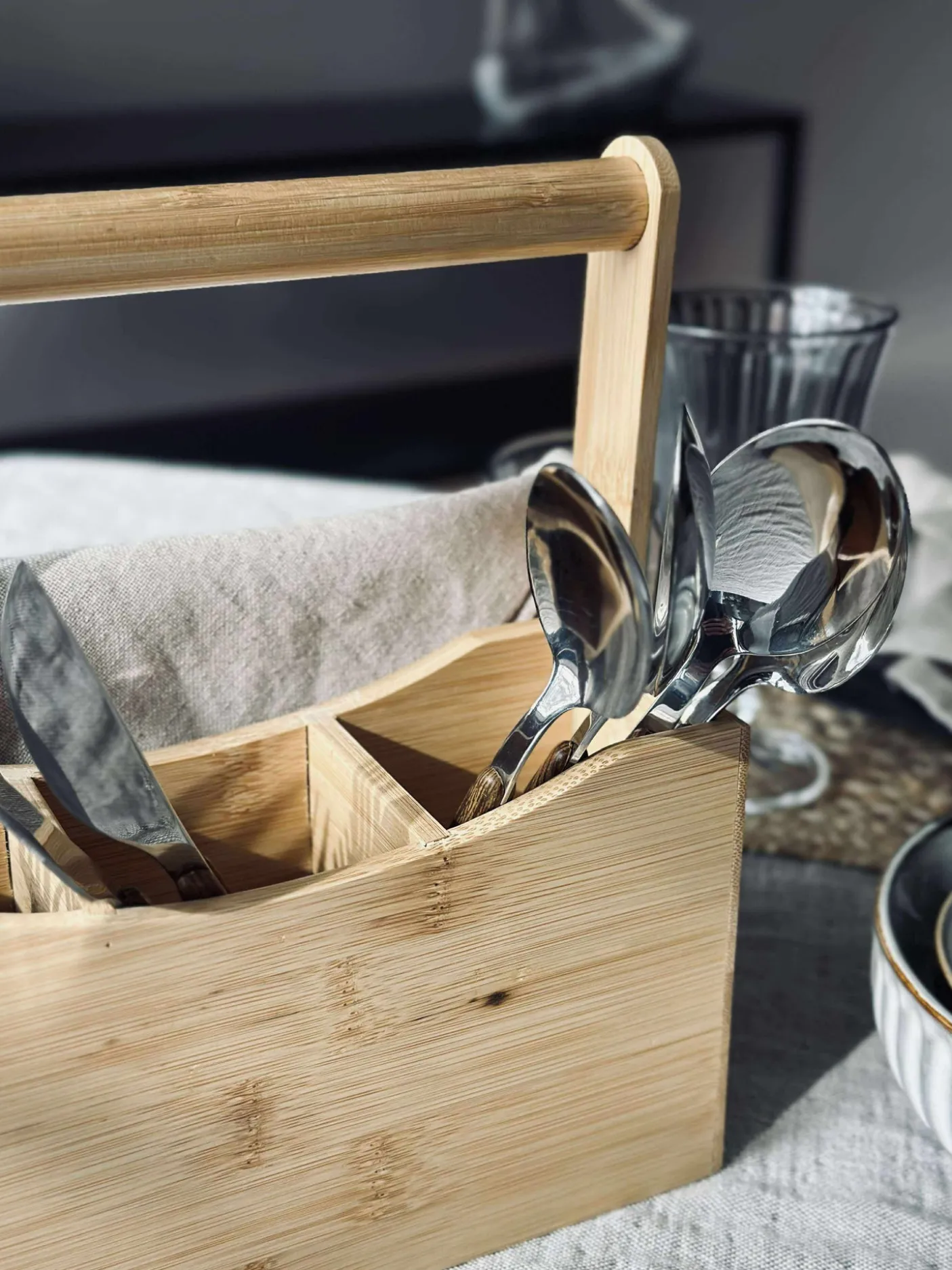 Kasse med rum og håndtag