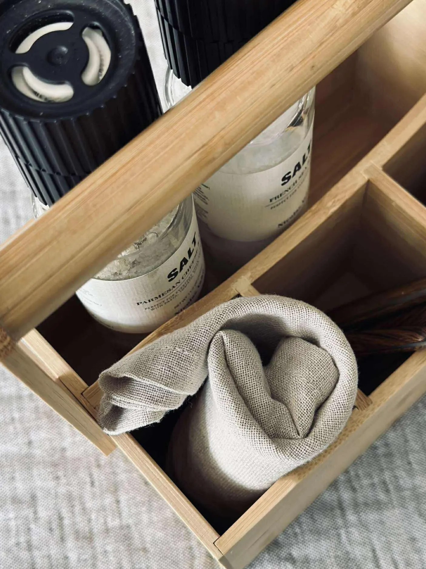 Kasse med rum og håndtag