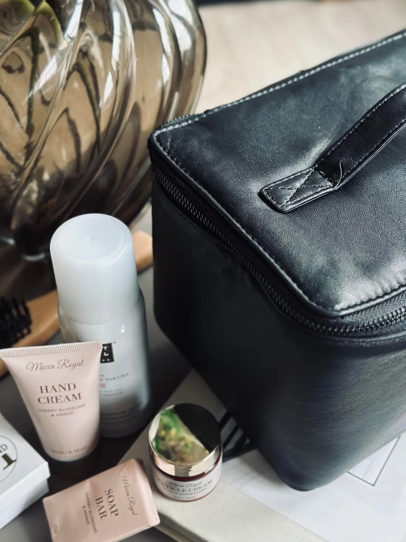 Klassisk kosmetiktaske - Black / Black