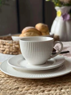 Kop og underkop - Riflet porcelæn