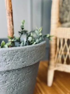 Krukke i plast - Lys grå med bred kant