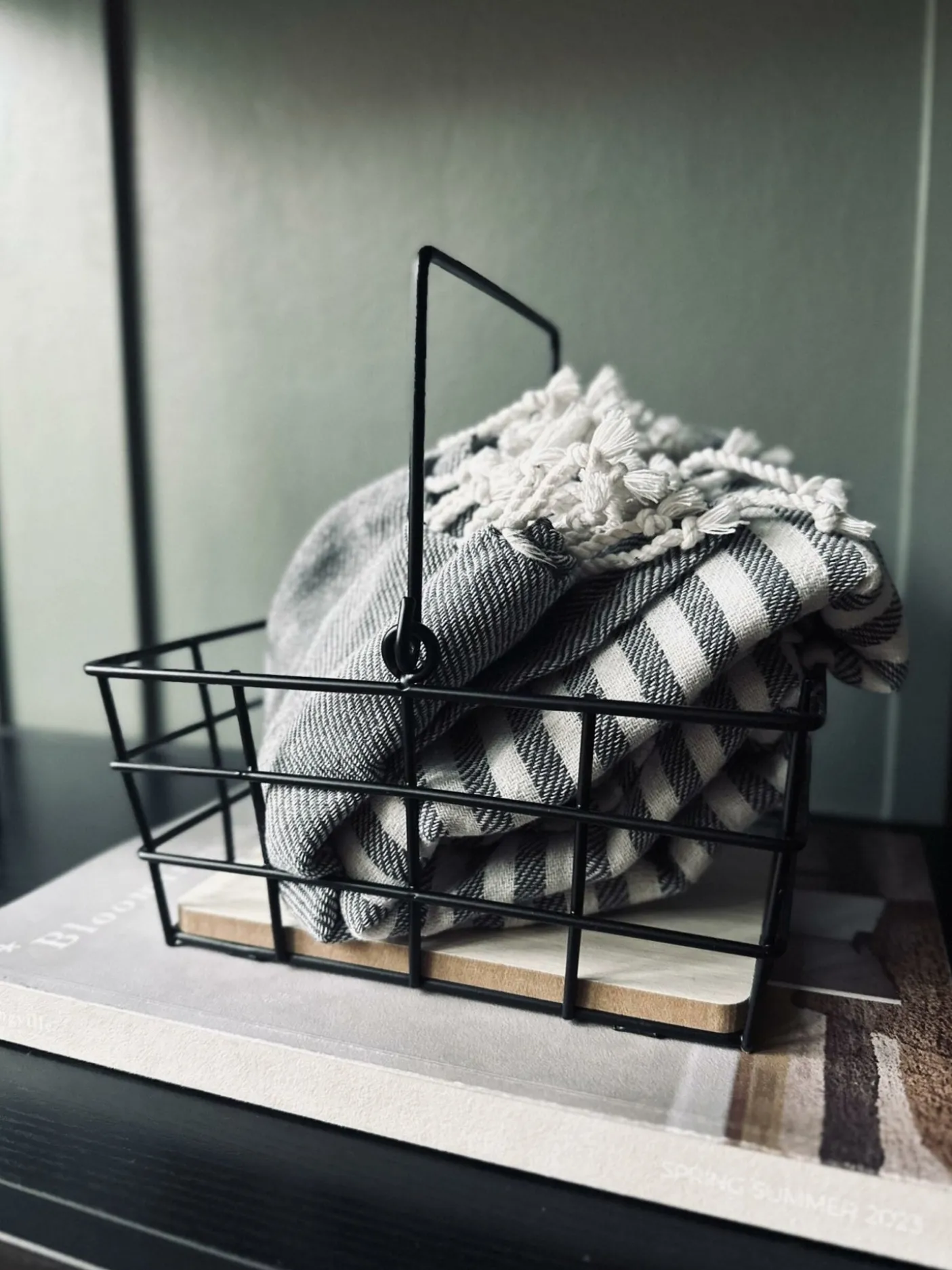 Kurv med sort metal – Firkantet