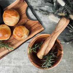 Morter i olieret akacia træ