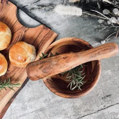 Morter i olieret akacia træ