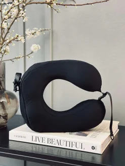 Nakkepude med memory skum og hoodie