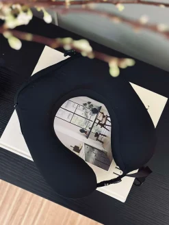 Nakkepude med memory skum og hoodie