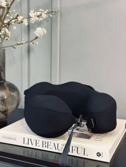 Nakkepude med memory skum og hoodie