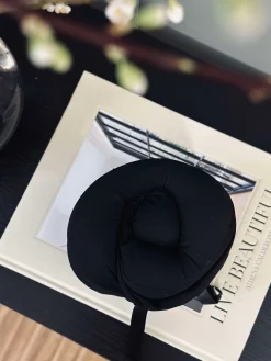 Nakkepude med memory skum og hoodie