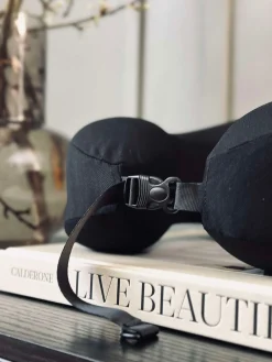 Nakkepude med memory skum og hoodie