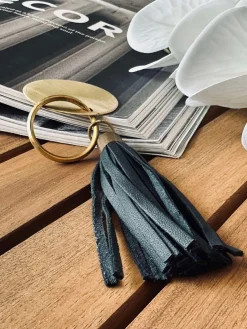 Nøglering med kvast - Black leather