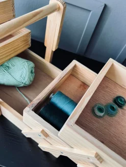 Opbevaringskasse i træ til sytråd mm