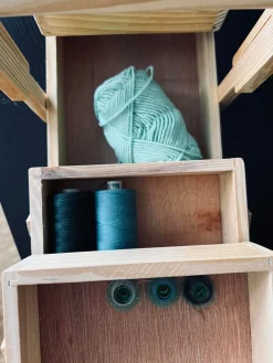 Opbevaringskasse i træ til sytråd mm