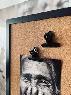 Opslagstavle i kork 40x60 - Kraftig sort ramme