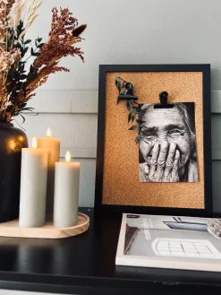 Opslagstavle kork med sort kraftig ramme - 30x40cm