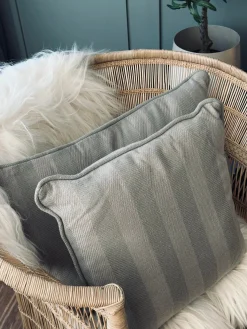 Pude med fyld - Grå / Mint strib 43x43