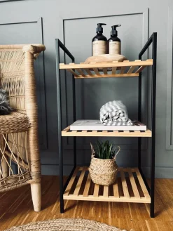 Reol i bambus og metal