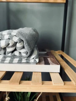 Reol i bambus og metal