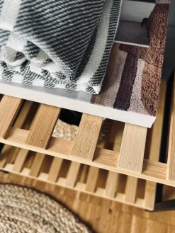 Reol i bambus og metal