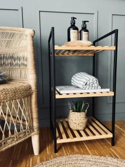 Reol i bambus og metal