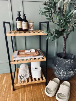 Reol i bambus og metal