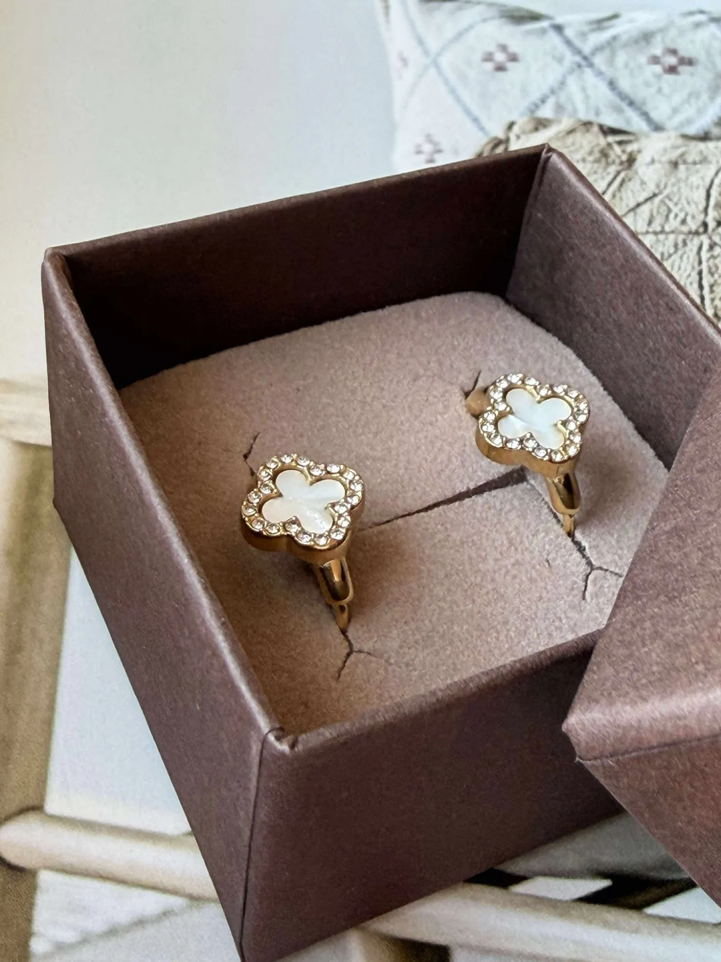 Øreringe ELLIE - forgyldt og besat med zirkoner