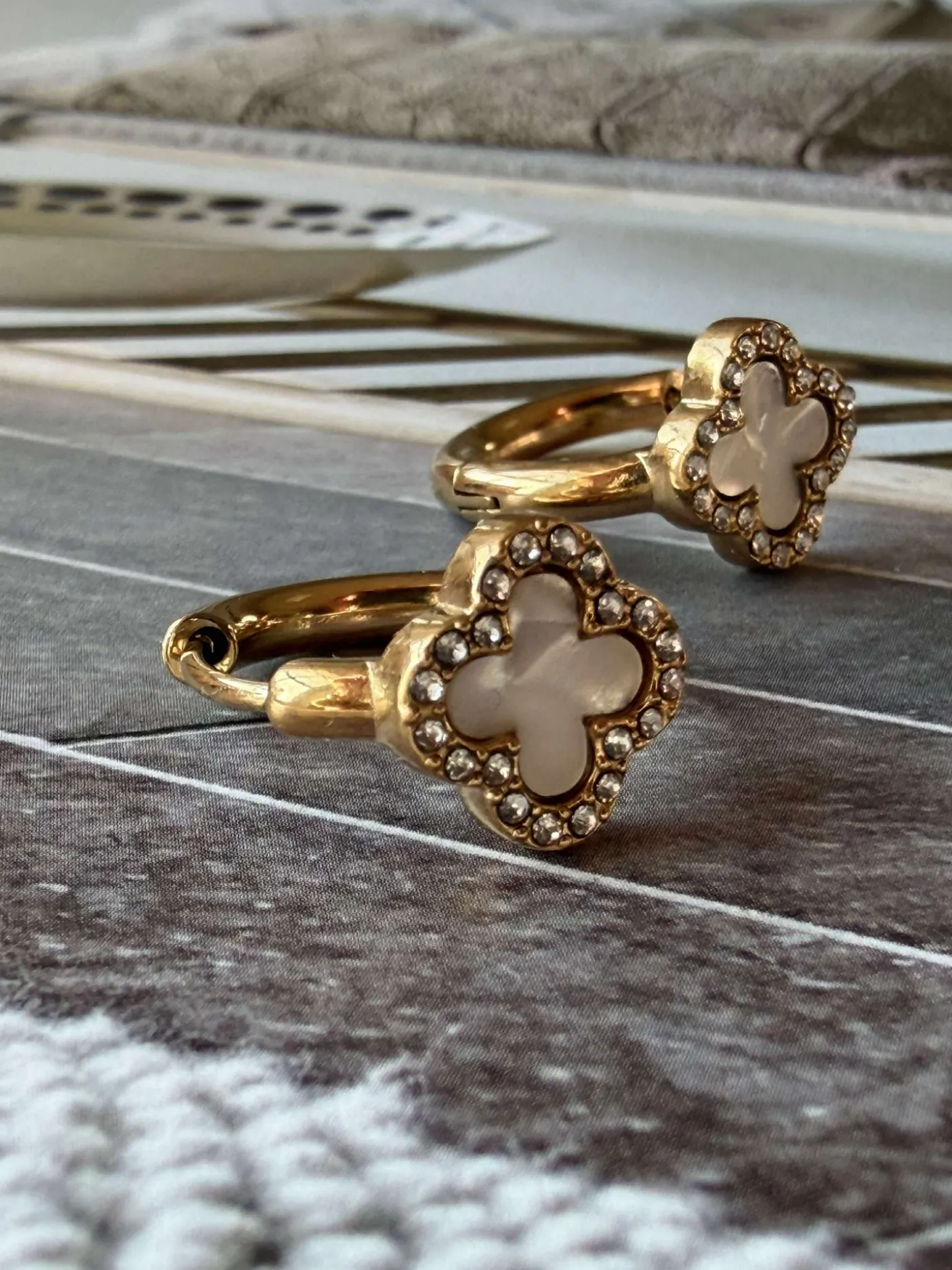 Øreringe ELLIE - forgyldt og besat med zirkoner